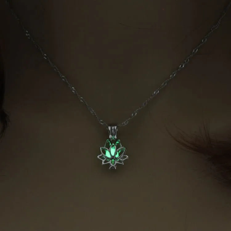 Pendentif fleur de lotus à chaîne fine