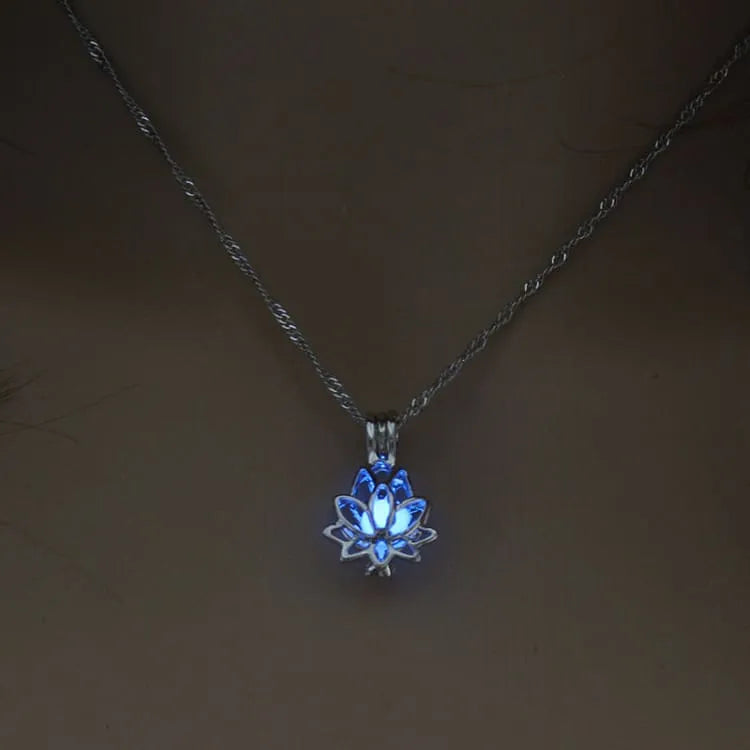 Pendentif fleur de lotus à chaîne fine