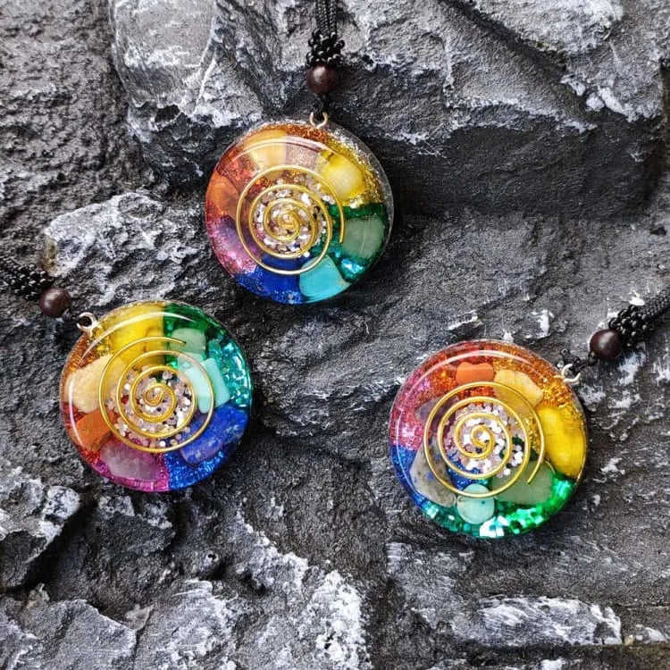 Collier 7 chakras à pendentif escargot