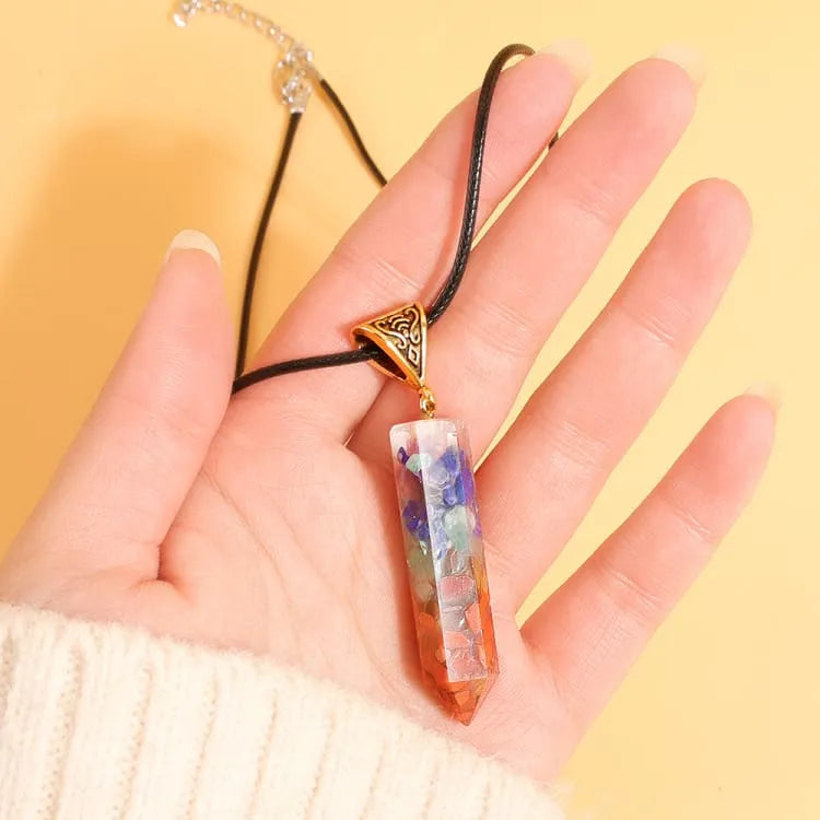 Collier 7 chakras pendentif pierre concassée