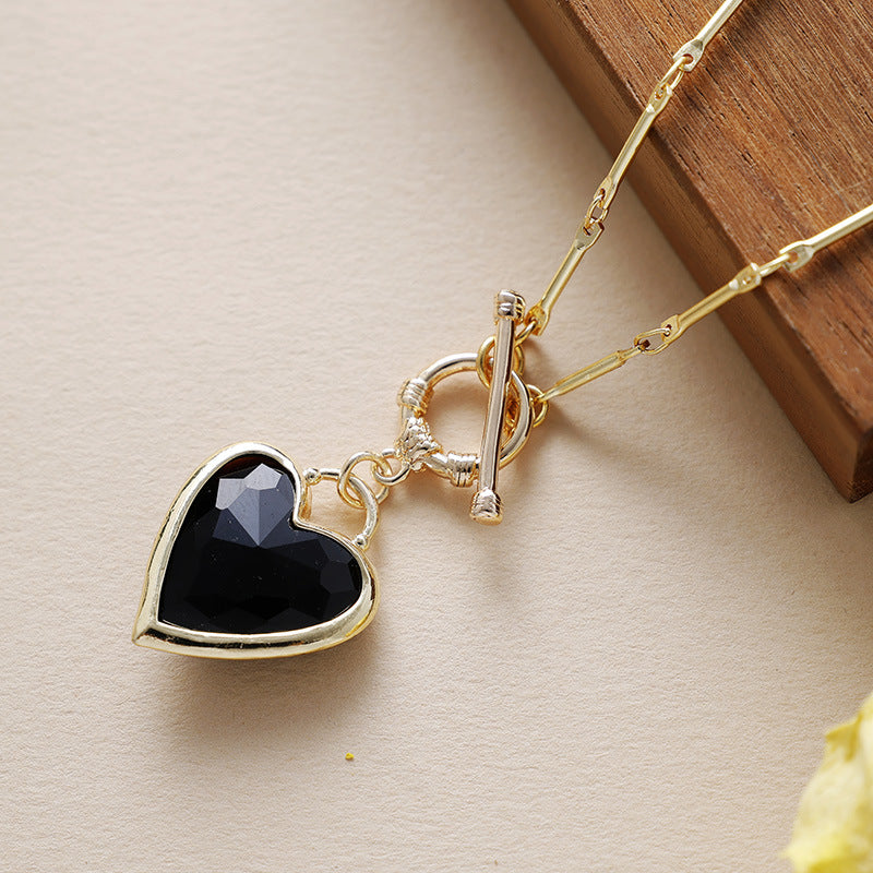 Collier de protection ras-de-cou coeur