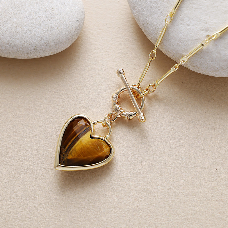 Collier de protection ras-de-cou coeur