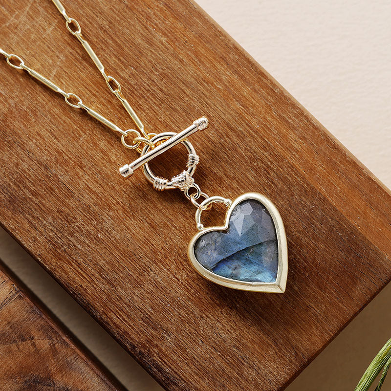 Collier de protection ras-de-cou coeur