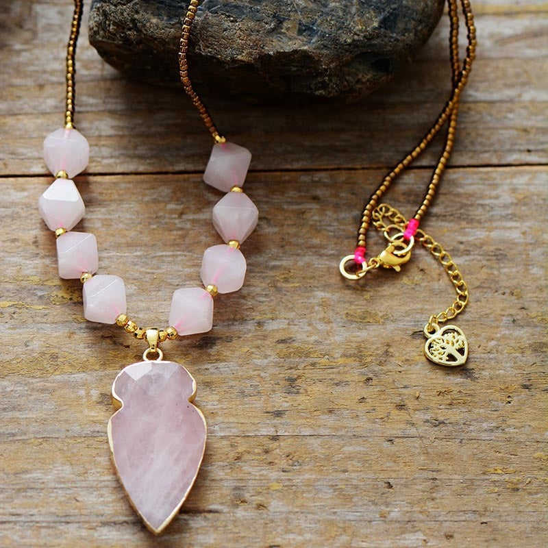 Collier quartz rose à pendentif flèche
