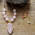 Collier quartz rose à pendentif flèche