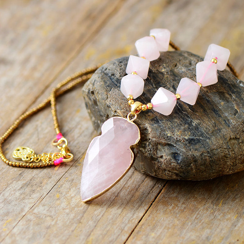 Collier quartz rose à pendentif flèche
