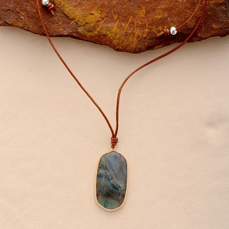 Collier de protection pendentif géométrique