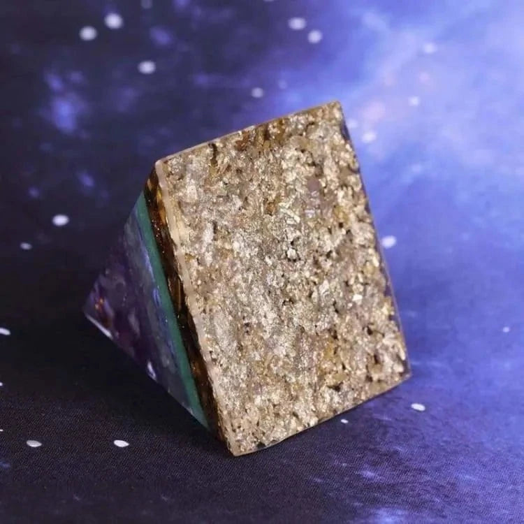 Orgonite pyramide oeil de tigre et améthyste
