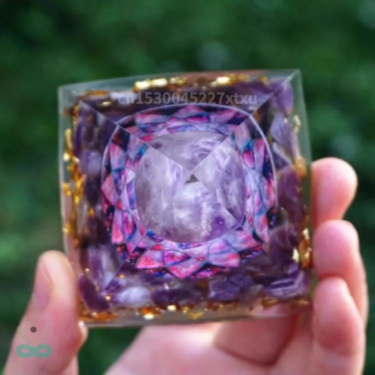Orgonite pyramide à l'améthyste