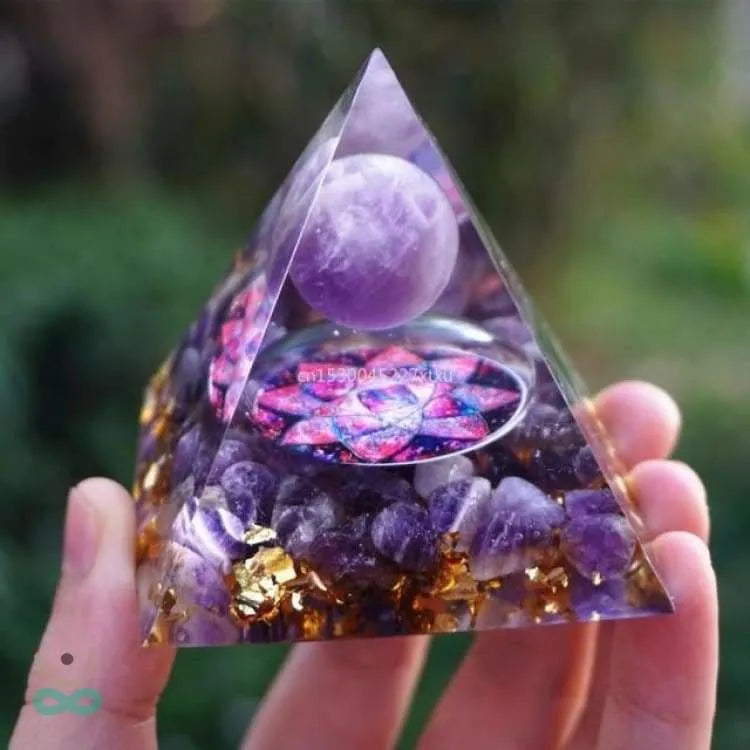 Orgonite pyramide à l'améthyste