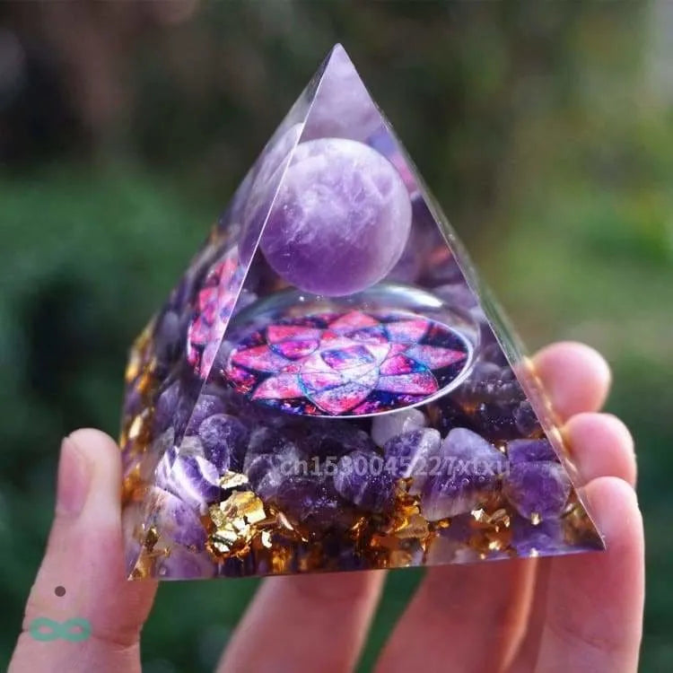 Orgonite pyramide à l'améthyste