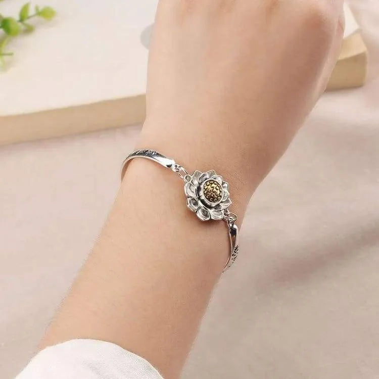 Bracelet fleur de lotus aux mantras tibétains