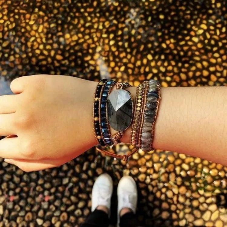 Bracelet labradorite enveloppant en cuir