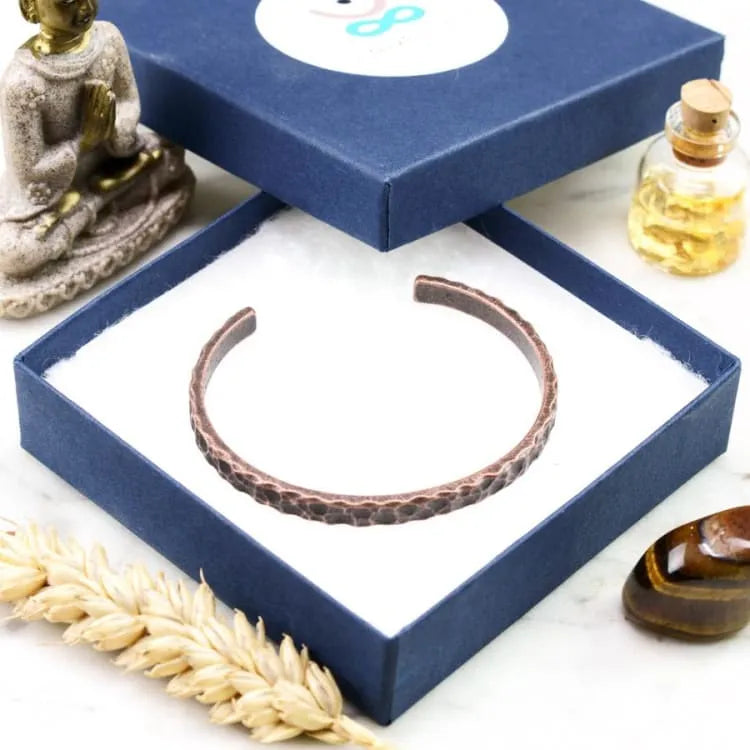 Bracelet bouddhiste en cuivre martelé