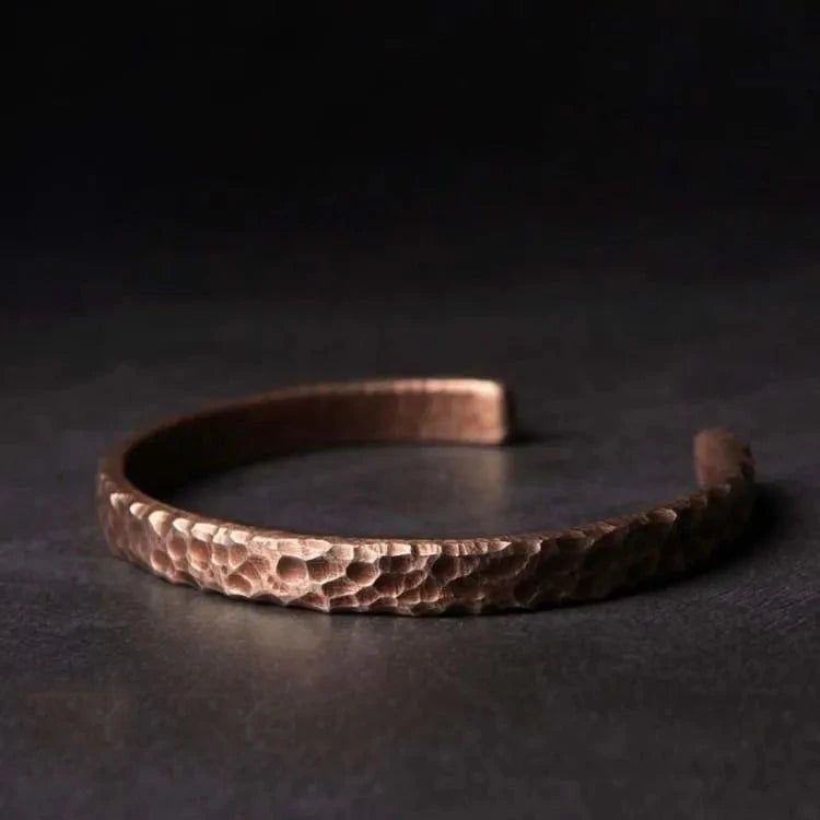 Bracelet bouddhiste en cuivre martelé