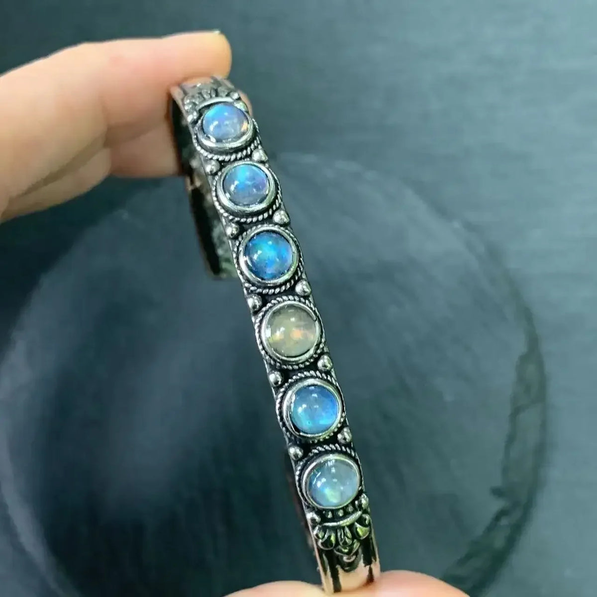 Bracelet pierre de lune, élégance romantique