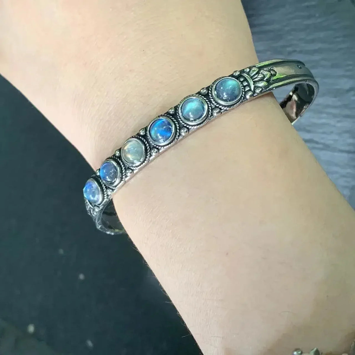 Bracelet pierre de lune, élégance romantique