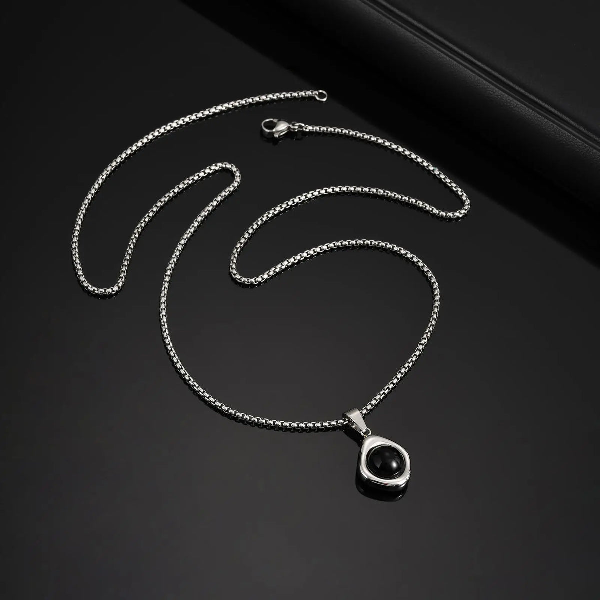 Collier oeil de tigre et agate pendentif irrégulier
