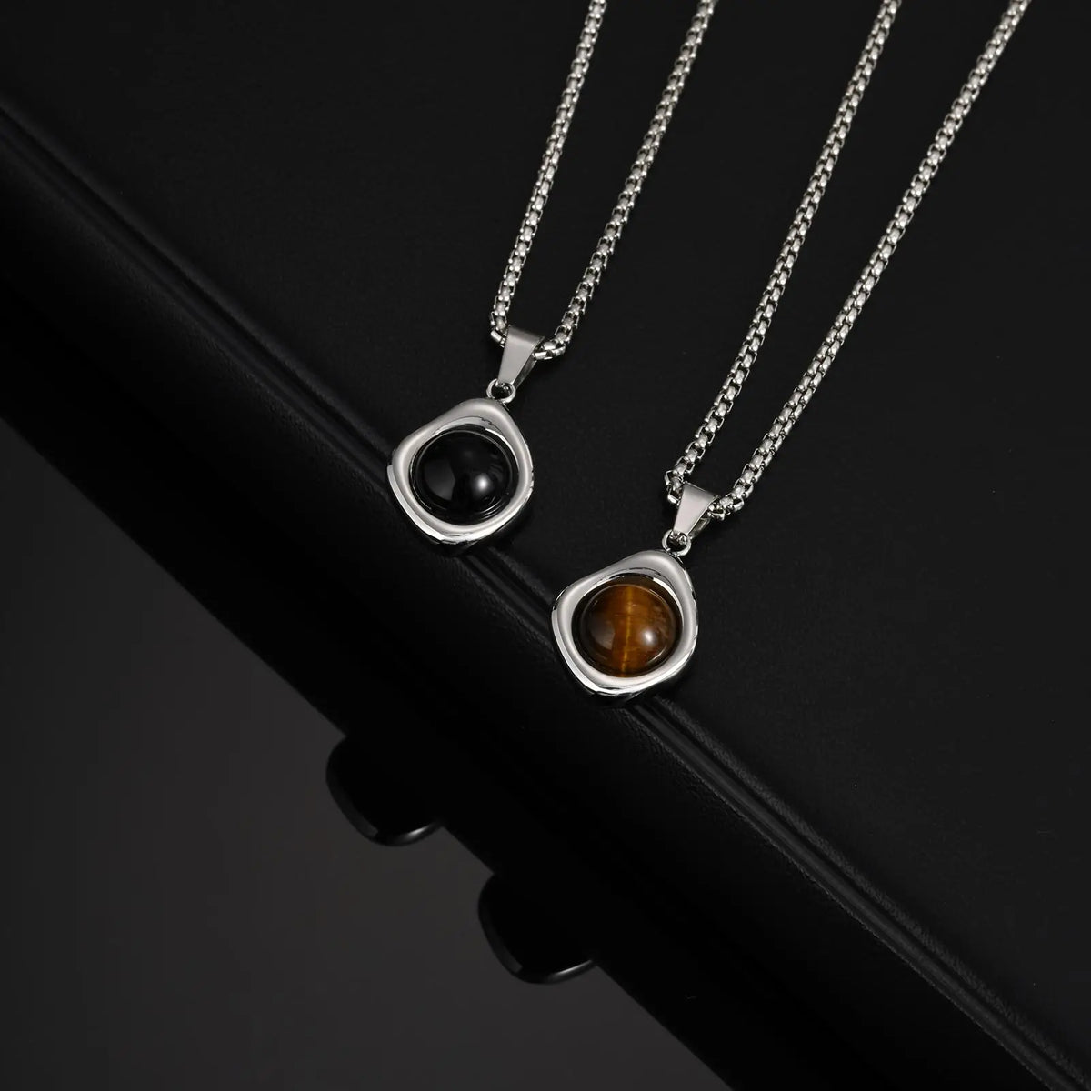 Collier oeil de tigre et agate pendentif irrégulier