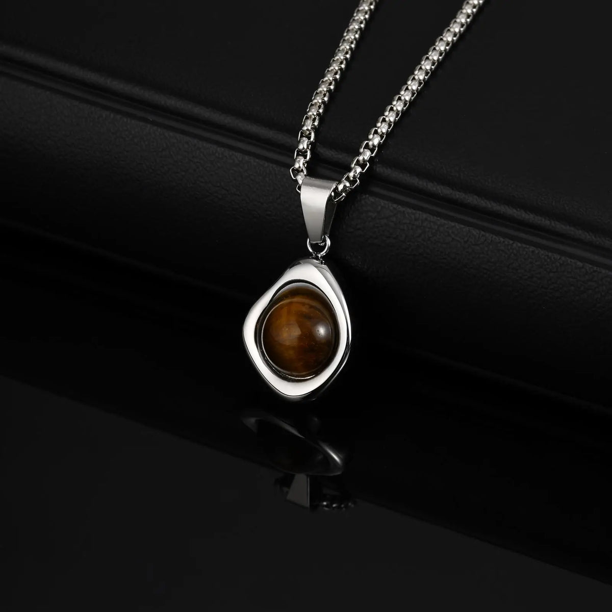 Collier oeil de tigre et agate pendentif irrégulier
