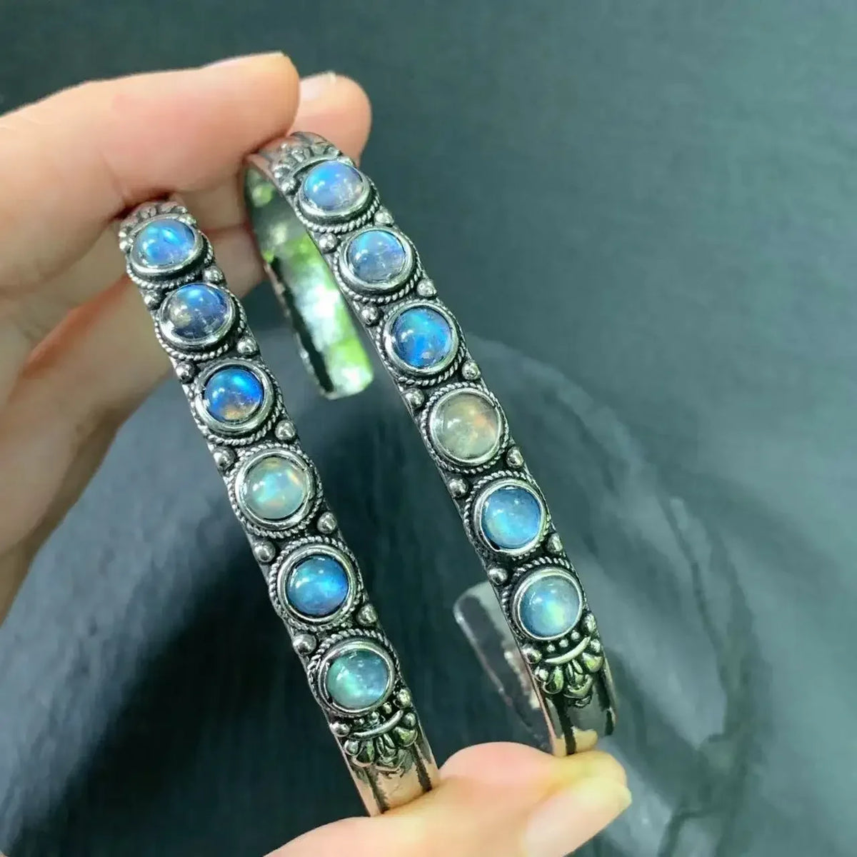 Bracelet pierre de lune, élégance romantique